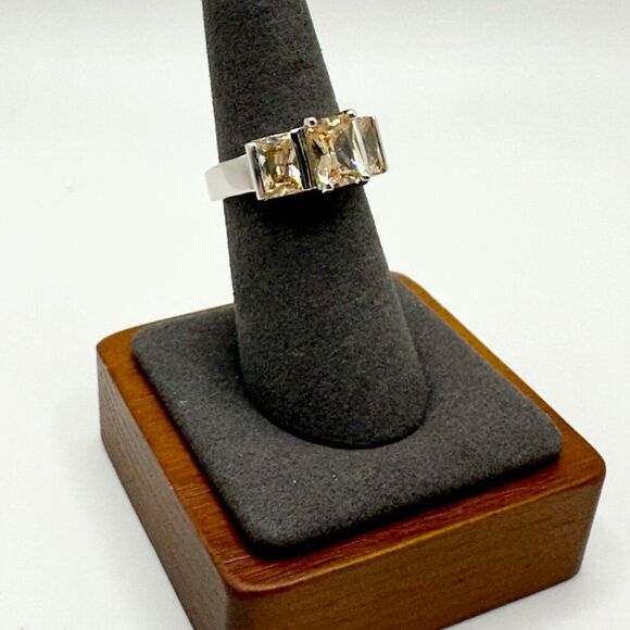 Ring with Three Orange Stones - Picture 5 of 6